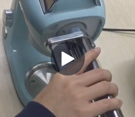 【君焙厨师机压面切面器安装视频】